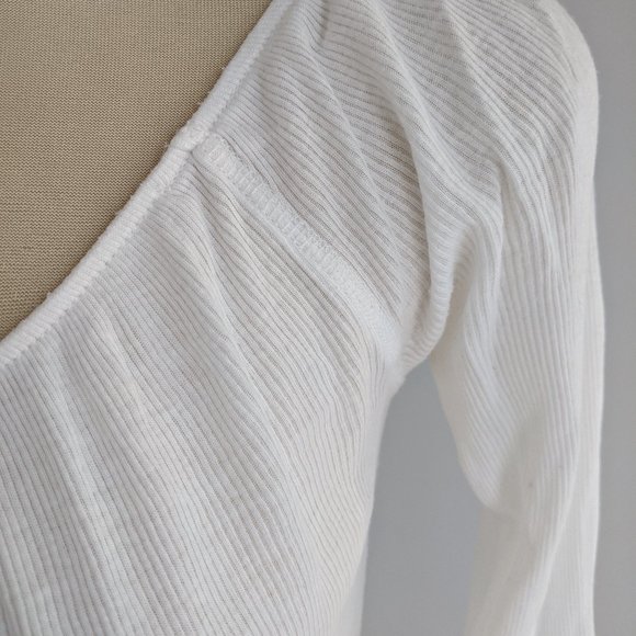 Old Navy paperweight thin white top - Picture 3 of 6